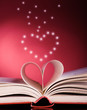 Foto: pages of a book curved into a heart shape pages of a book curved into a heart shape