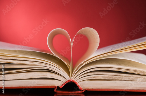 Foto: pages of a book curved into a heart shape pages of a book curved into a heart shape