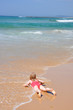 Kind liegt am Strand