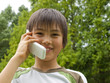 携帯電話で話す少年