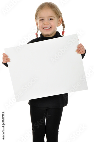 Foto: Kleines Mädchen mit leerem Schild Kleines Mädchen mit leerem Schild