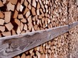 Holzstapel mit Sicherungsbrett