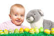 Kleinkind mit Osterhase und Ostereiern