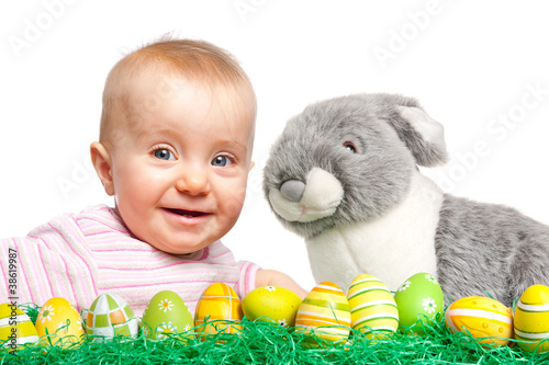 Photo: Kleinkind mit Osterhase und Ostereiern Kleinkind mit Osterhase und Ostereiern