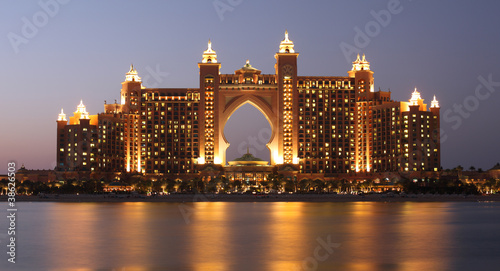 Foto: Atlantis Hotel illuminated at night, Dubai Atlantis Hotel illuminated at night, Dubai