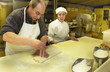 Foto: confectionery working with pastry and ice cream desserts confectionery working with pastry and ice cream desserts