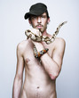 uomo con serpente