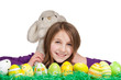 Schulkind mit Osterhase und Ostereiern