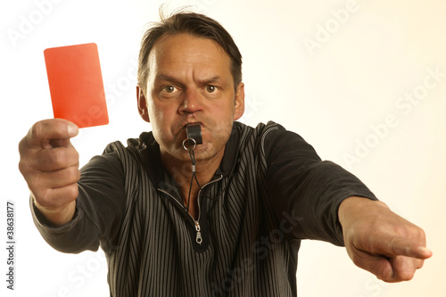 Photo: Schiedsrichter zeigt die rote Karte Schiedsrichter zeigt die rote Karte