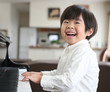 ピアノを弾く男の子