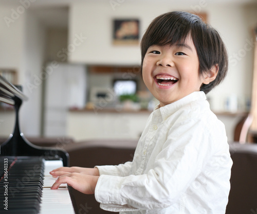 Photo: ピアノを弾く男の子 ピアノを弾く男の子