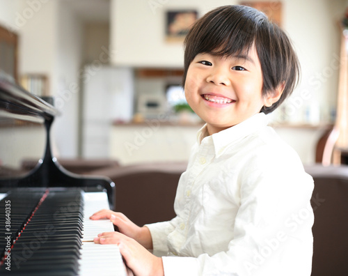Photo: ピアノを弾く男の子 ピアノを弾く男の子