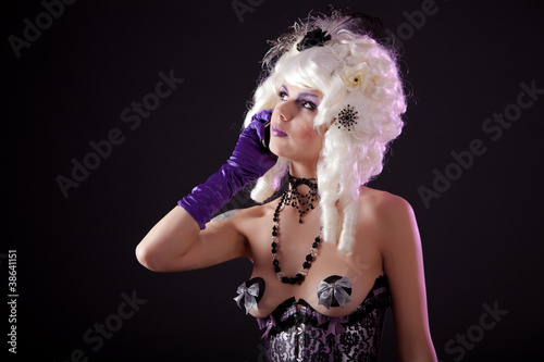 Foto: Funny shot of burlesque woman speaking on phone Funny shot of burlesque woman speaking on phone