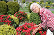 Seniorin im Garten