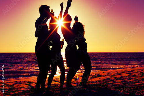 Foto: People having party at beach with drinks People having party at beach with drinks