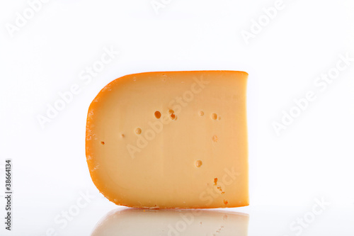 Photo: Gouda Käse auf weißem Hintergrund Gouda Käse auf weißem Hintergrund
