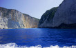 Skały nadmorskiego klifu i wrak statku, wyspa Zakynthos , Grecja