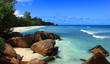 lagon et plage de sable blanc