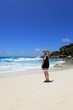 femme lagon bleu et plage de sable blanc