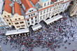 Foto: Tourists gather under Prague Astronomical Clock , Prague, Czech Tourists gather under Prague Astronomical Clock , Prague, Czech
