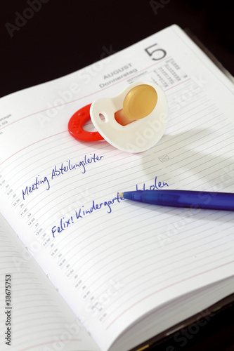 Photo: Terminkalender als Symbol fuer berufstaetige Mutter Terminkalender als Symbol fuer berufstaetige Mutter