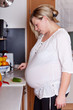 Foto: Hochschwangere Frau beim Kochen Hochschwangere Frau beim Kochen