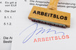 Holzstempel auf Dokument: arbeitslos