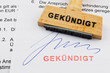 Holzstempel auf Dokument: gekündigt