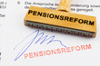 Holzstempel auf Dokument: Pensionsreform