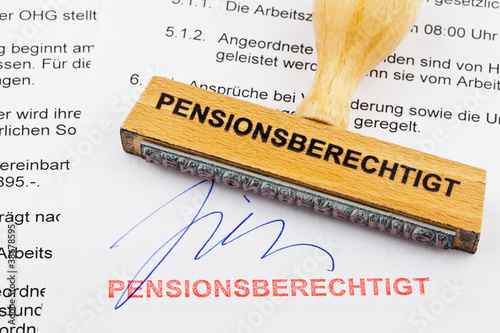 Foto: Holzstempel auf Dokument: Pensionberechtigt Holzstempel auf Dokument: Pensionberechtigt