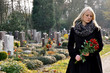 Junge Frau trauert auf Friedhof