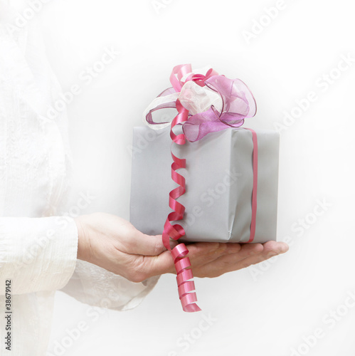 Photo: Frau überreicht Geschenk Frau überreicht Geschenk