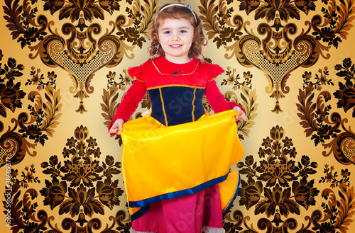 Photo: Bambina con vestito di carnevale Bambina con vestito di carnevale