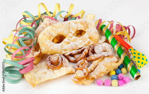 Photo: Dolci di Carnevale - Maschere e stelle filanti Dolci di Carnevale - Maschere e stelle filanti