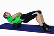 Rückenmassage mit der Pilatesrolle