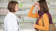 frau schildert beschwerden in der apotheke