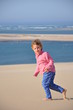 Fillette courant dans le sable