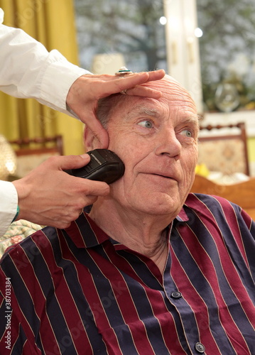 Photo: Pflegebeduertiger alter Mann mit Pflegerin Pflegebeduertiger alter Mann mit Pflegerin