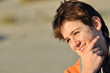 Adolescent songeur et souriant