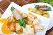 Hähnchenschnitte Toscana an deftigen Bohnen mit Bratkartoffeln