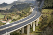 Larga autopista en plena naturaleza