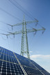 Solarmodule und Strommast mit Leitungen