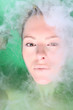 junge frau badet in algenkur mit dampf und nebel