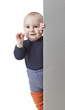 Foto: young child holding vertical sign young child holding vertical sign