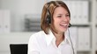 Video: junge frau mit headset im call center junge frau mit headset im call center