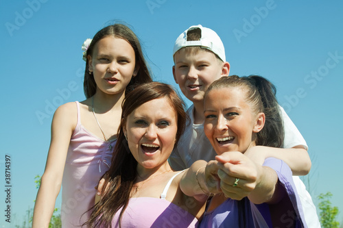 Foto: happy mothers with teens happy mothers with teens