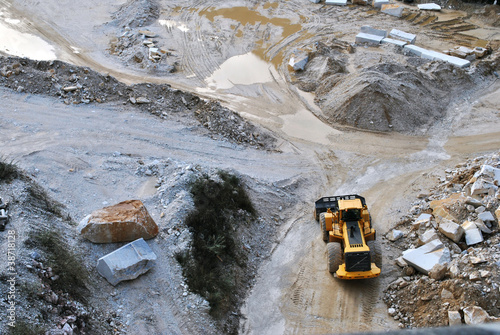 Photo: bulldozer a lavoro in cava bulldozer a lavoro in cava