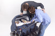 Eltern mit Zwillingstöchtern im Kinderwagen