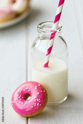 Foto: Doughnut and milk Doughnut and milk
