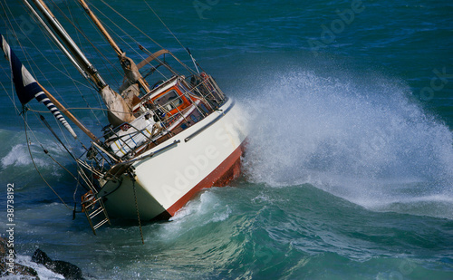 Photo: yacht crash on the rocks yacht crash on the rocks